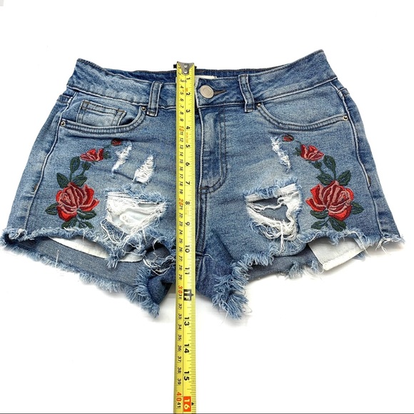 Urban Heritage high-rise distressed jean short (size 5 Junior/medium) - Picture 5 of 9